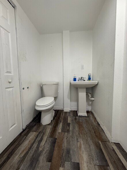 More Photos Of 1717 W Kennedy Blvd, Tampa Warehouse For Sale