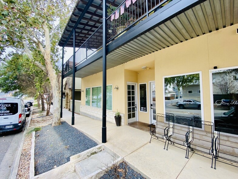 More Photos Of 967 Academy, New Braunfels Office For Lease