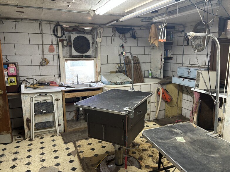 More Photos Of 235 E Western Reserve Rd, Poland Veterinarian Kennel For Sale