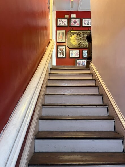 More Photos Of 7-9 E Bay St, Savannah Bar For Sale