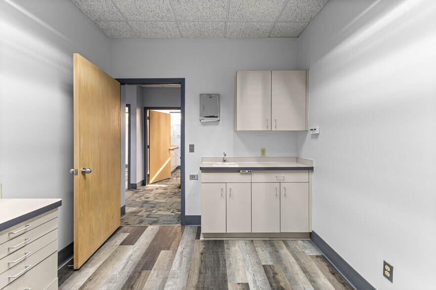 More Photos Of 24825 Michigan Ave, Dearborn Office For Lease