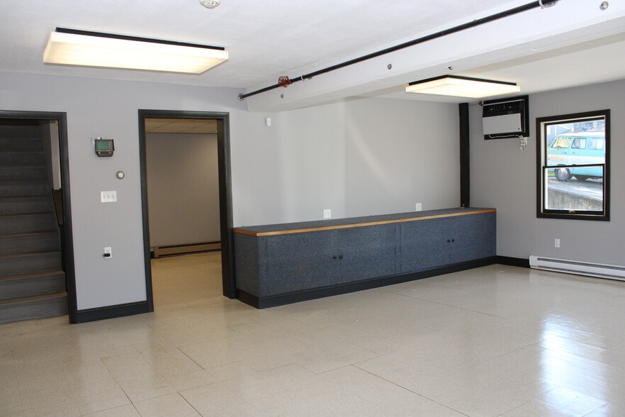 More Photos Of 75 Eastern Ave, Essex Flex For Sale