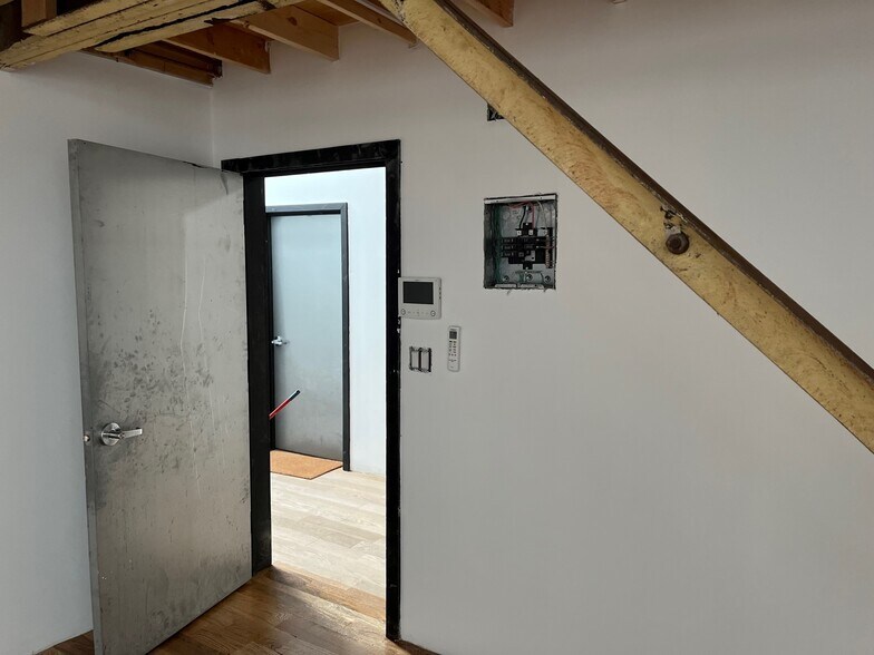 More Photos Of 310 Meserole St, Brooklyn Flex For Lease