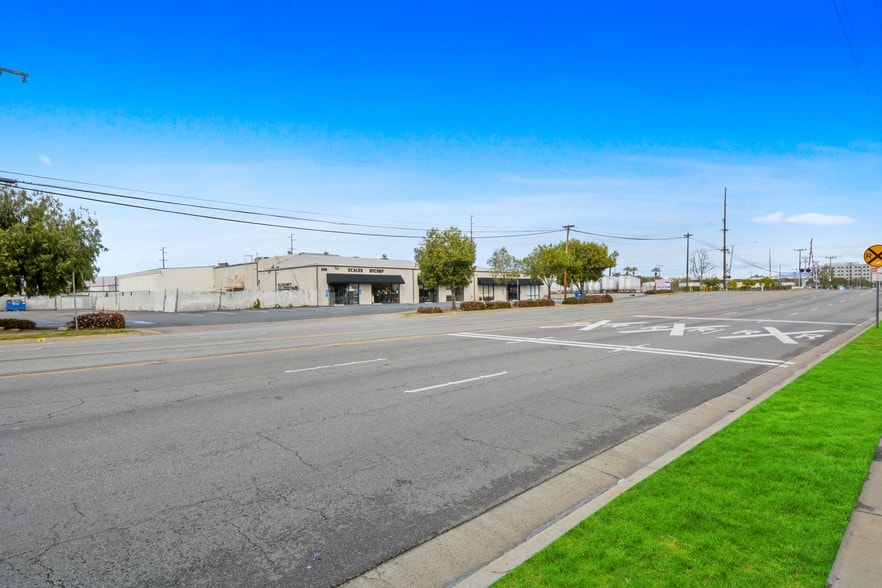 More Photos Of 309-323 E Ball Rd, Anaheim Showroom For Sale