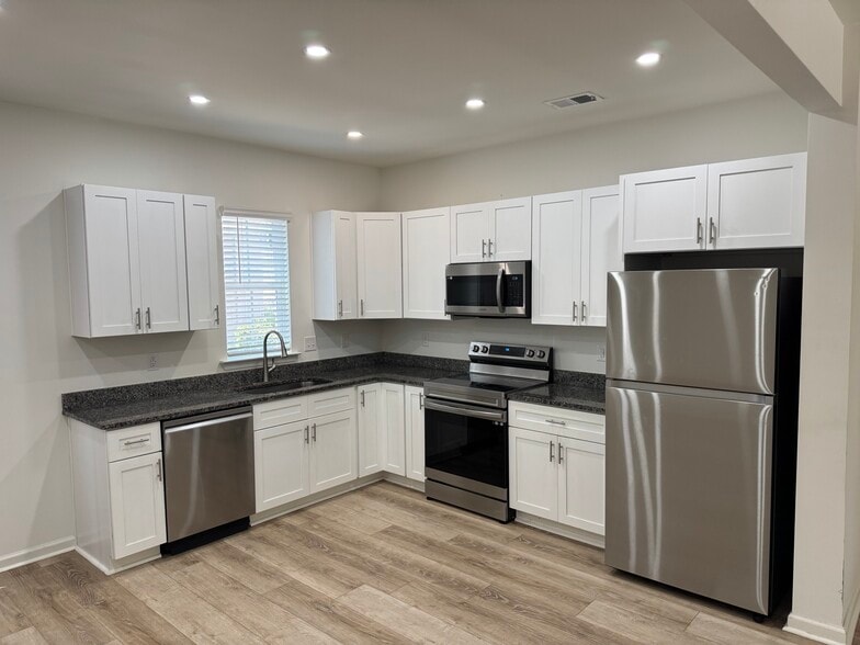 More Photos Of 517 Deerwood St, Columbia Apartments For Sale