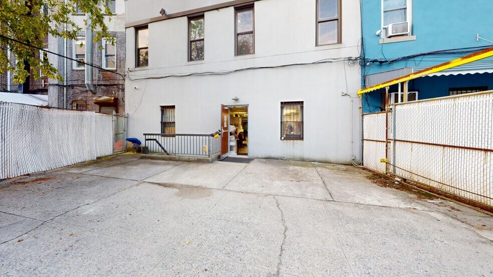 More Photos Of 105-09 Jamaica Ave, Richmond Hill Medical For Lease
