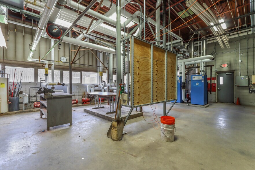 More Photos Of 301 W Military Rd, Rothschild Warehouse For Lease