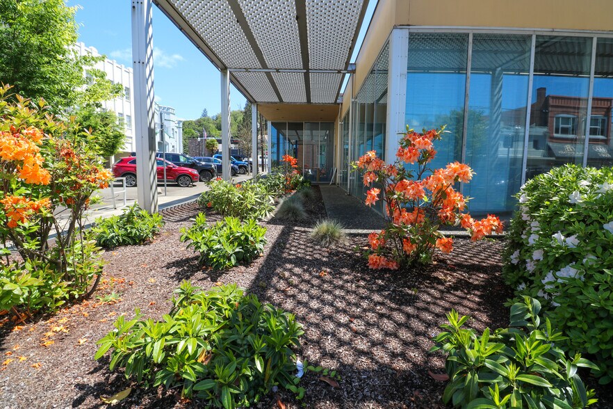 More Photos Of 619 SE Main St, Roseburg Bank For Lease