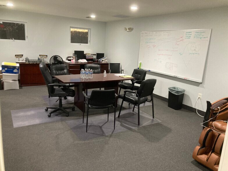 More Photos Of 100-110 Park Ave, Manalapan Township Flex For Lease