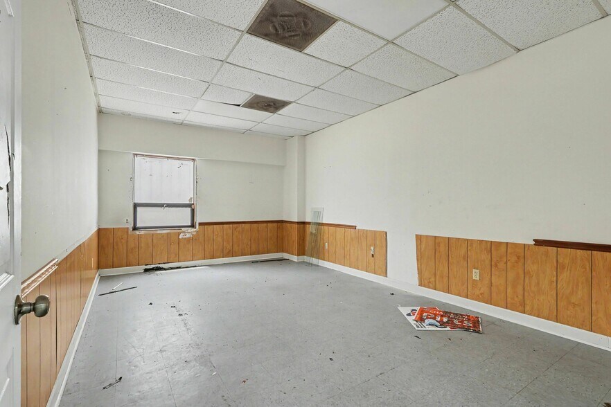 More Photos Of 1445 Cleveland Ave, East Point Showroom For Sale