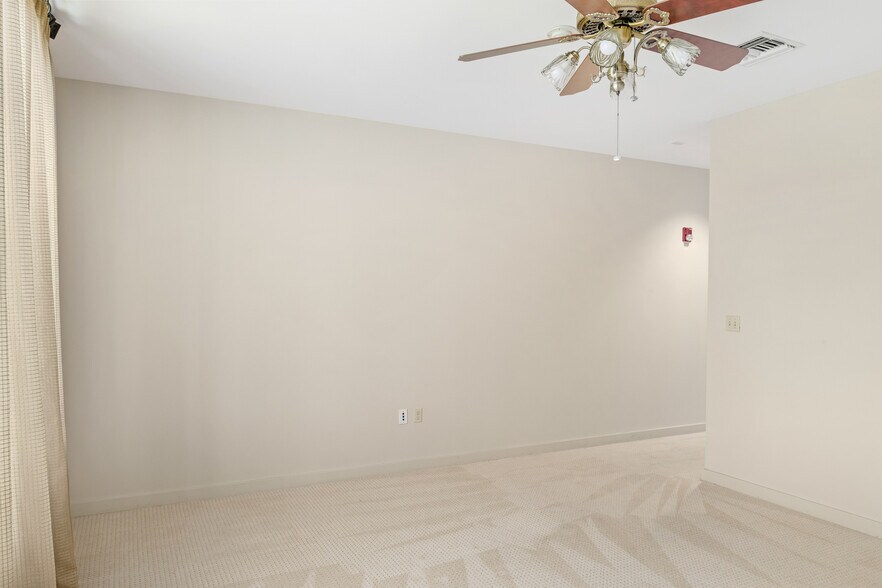 More Photos Of 18000 Groeschke Rd, Houston Airplane Hangar For Lease