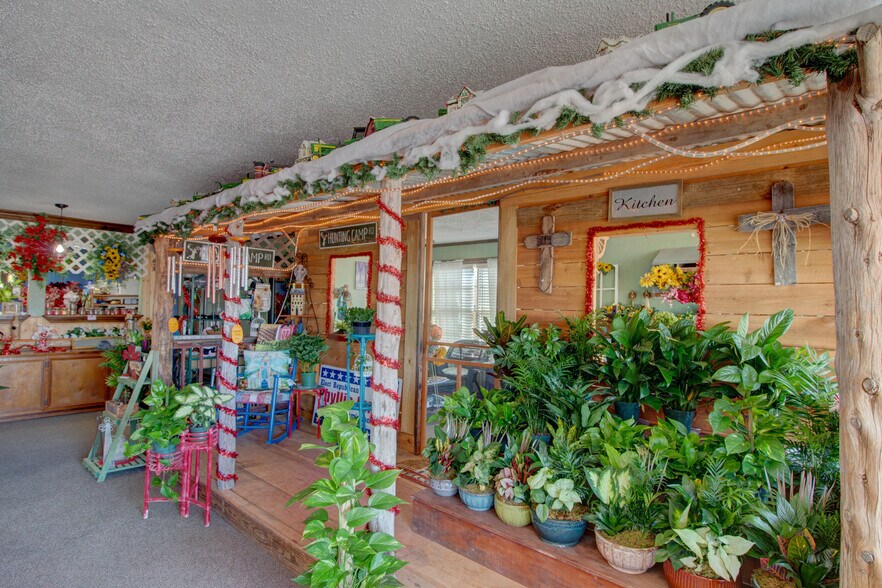 More Photos Of 617 W Main St, Whitesboro Garden Center For Sale
