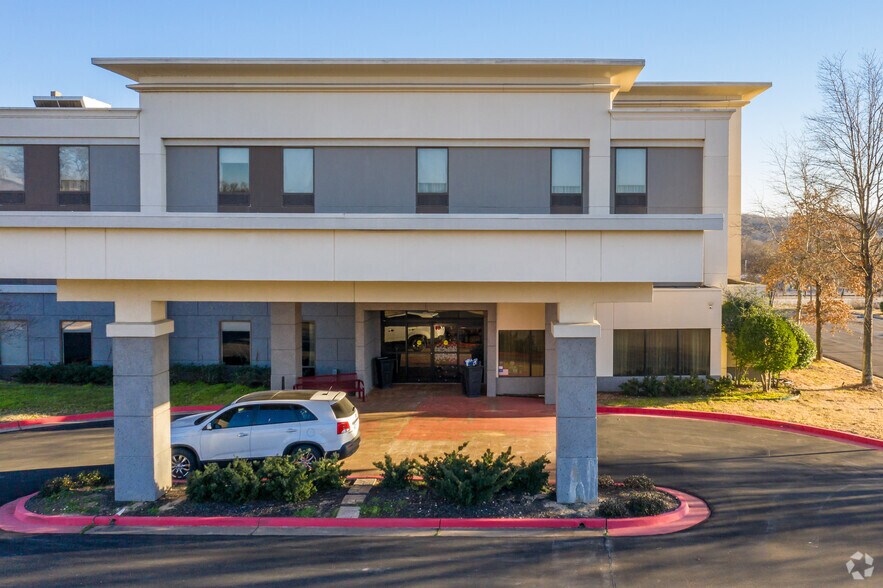 More Photos Of 7852 W Parkway Blvd, Tulsa Hotel For Sale