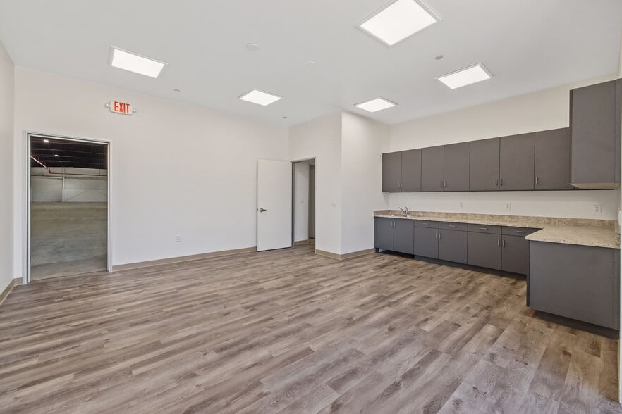 More Photos Of 8246 W Mineral King Ave, Visalia Warehouse For Lease