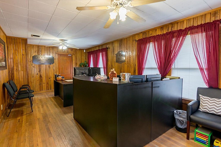 More Photos Of 207 W Montgomery St, Willis Office For Lease