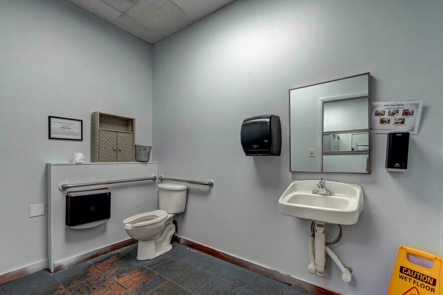 More Photos Of 247 W Kings Hwy, Eden Storefront Retail Office For Sale