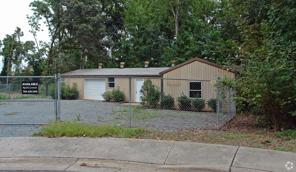 More Photos Of 4038 Hartley St, Charlotte Flex For Lease