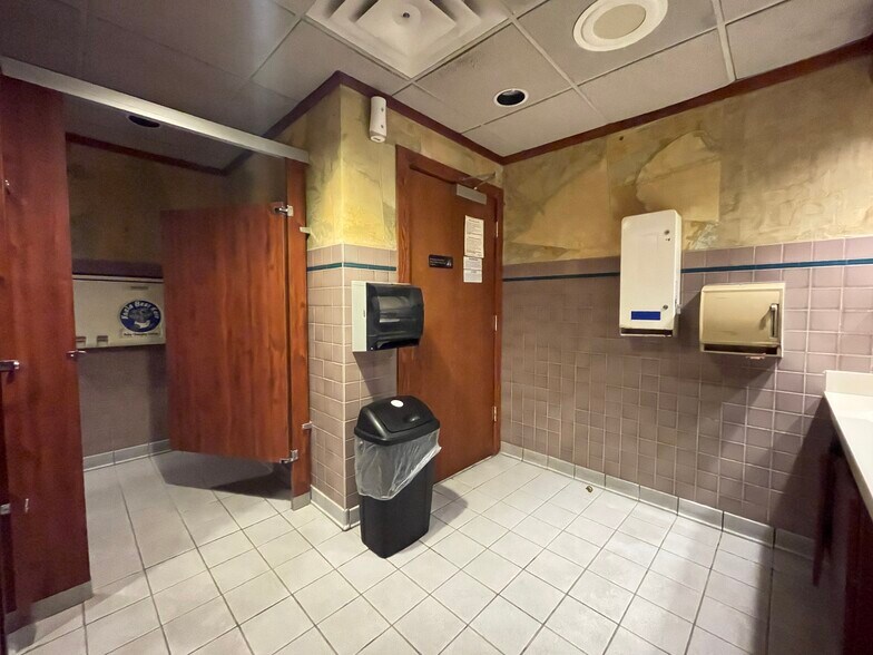 More Photos Of 2319 W Loop 250 N, Midland Flex For Sale