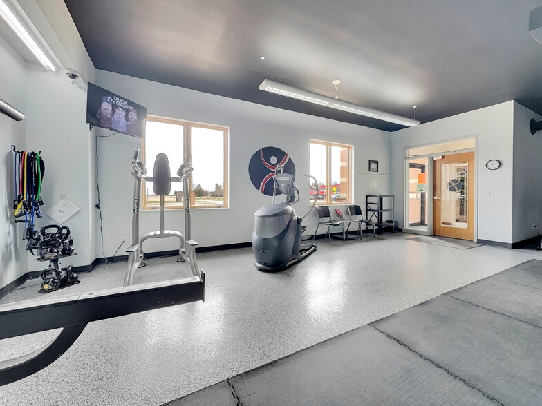 More Photos Of 808 4th St NE, Hampton Office For Sale