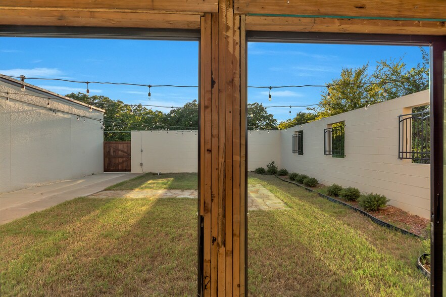 More Photos Of 2001 S Austin Ave, Denison Light Distribution For Lease