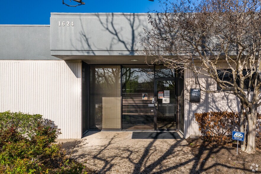 More Photos Of 1624 Headway Cir, Austin Research And Development For Lease