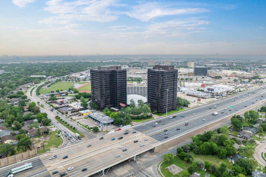 More Photos Of 7324 Southwest Fwy, Houston Office For Lease