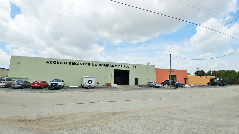 More Photos Of 1530 W 53rd St, Mangonia Park Warehouse For Lease