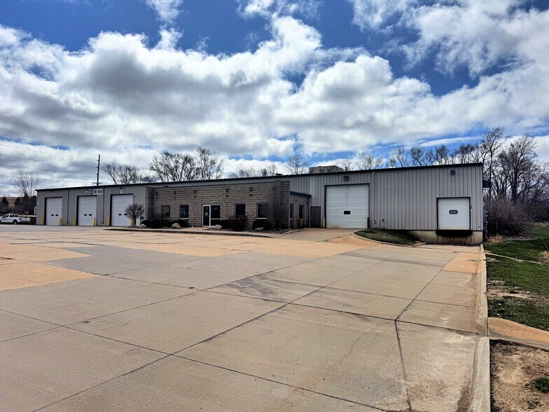 Primary Photo Of 5658 Westminster Dr, Cedar Falls Warehouse For Lease