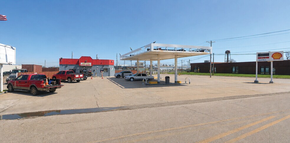 Primary Photo Of 2447 Bond Ave, East Saint Louis Service Station For Lease