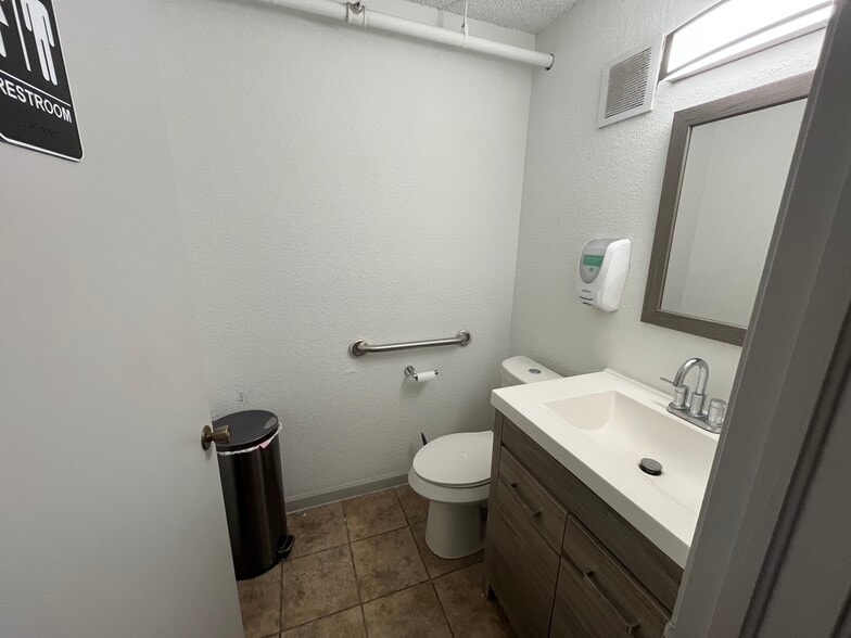 More Photos Of 12155 Metro Pky, Fort Myers Showroom For Lease