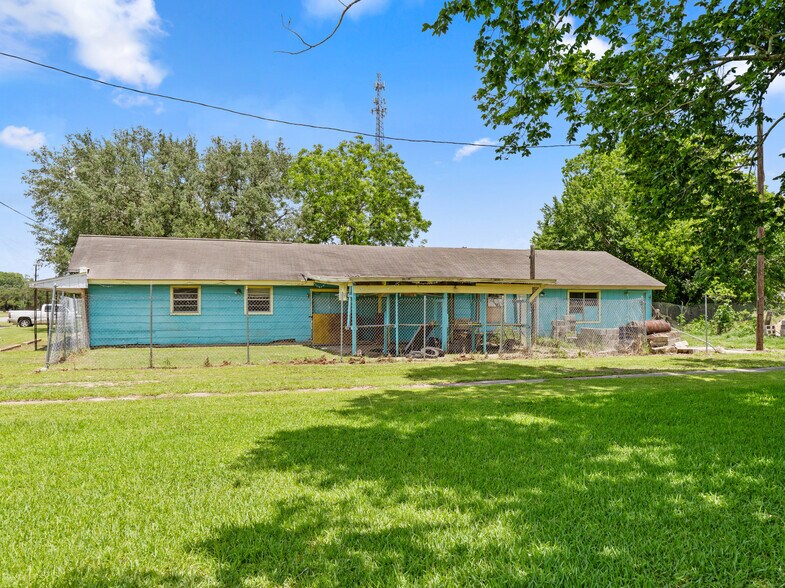 More Photos Of 909 Avenue C, Bay City Office For Sale