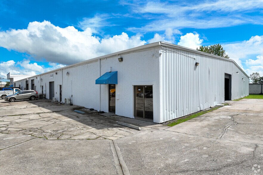 More Photos Of 1000-1026 Savage Ct, Longwood Showroom For Lease
