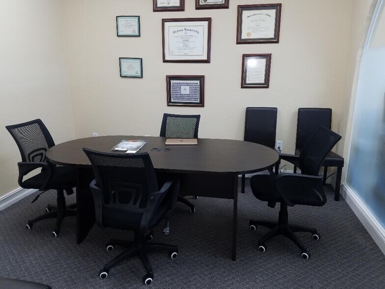 More Photos Of 7910 N Tamiami Trl, Sarasota Office For Lease