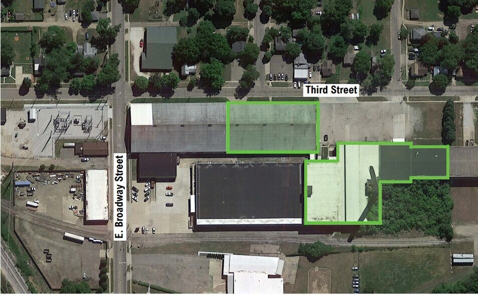 More Photos Of 265 E Broadway St, Three Rivers Warehouse For Lease