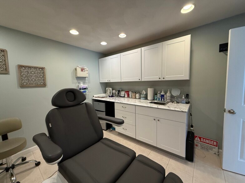 More Photos Of 178 Park St, North Reading Medical For Lease