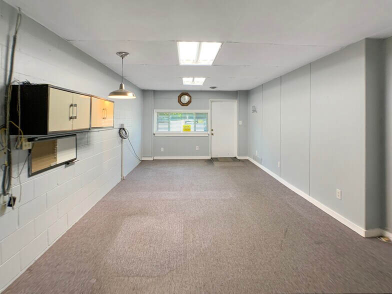 More Photos Of 47 Oak Knoll Dr, Hubbard Office For Lease