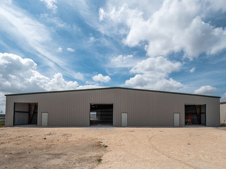 More Photos Of 108 McNutt Rd, Hutto Warehouse For Lease