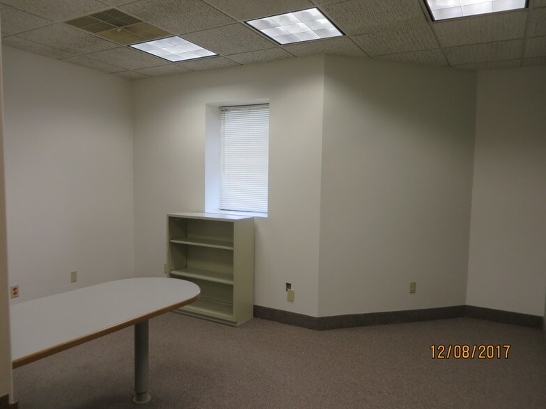 More Photos Of 700 W Metro Park, Rochester Coworking Space