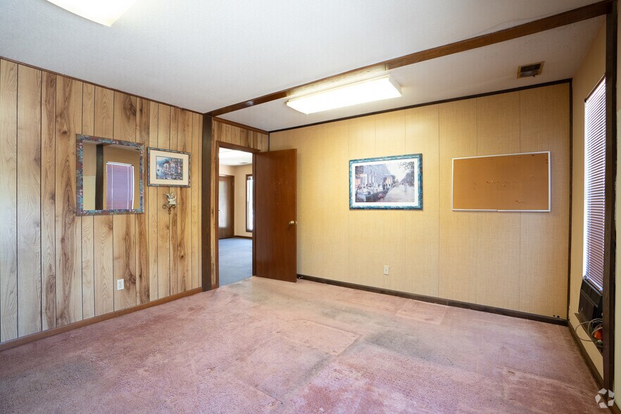 More Photos Of 1515 Huffman Rd, Center Point Unknown For Lease