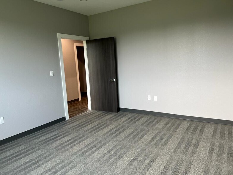 More Photos Of 800 Bonaventure Way, Sugar Land Medical For Sale