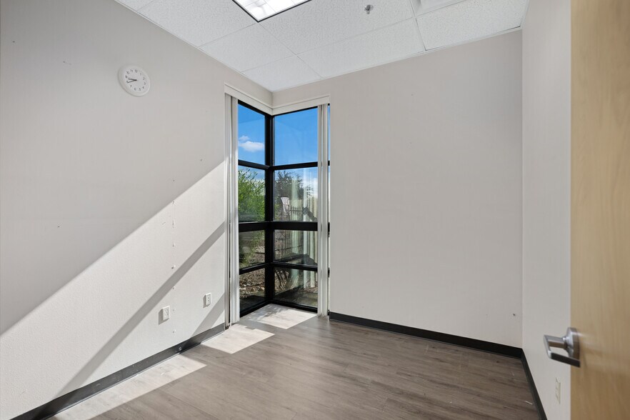 More Photos Of 4523 E Broadway Rd, Phoenix Light Manufacturing For Sale