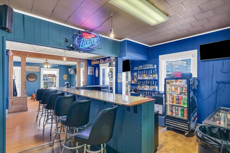 More Photos Of 207 E Main St, Toledo Bar For Sale
