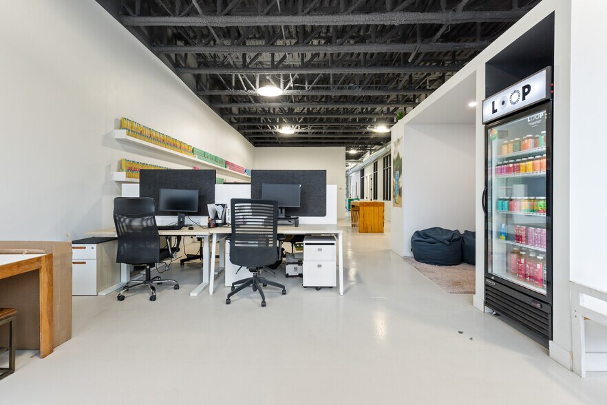 More Photos Of 7422 Rue Saint-Hubert, Montréal General Retail For Lease