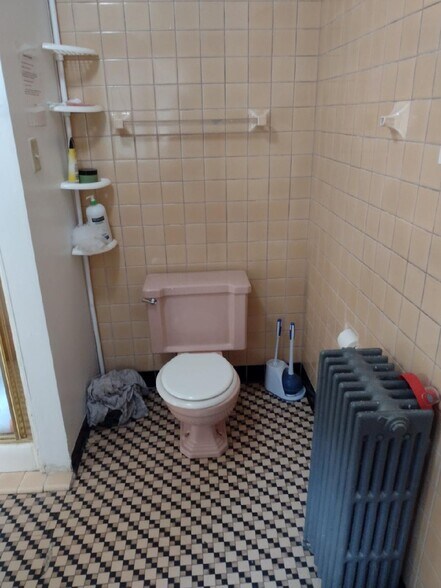 More Photos Of 314 Augusta Ave, Dekalb Dormitory For Sale