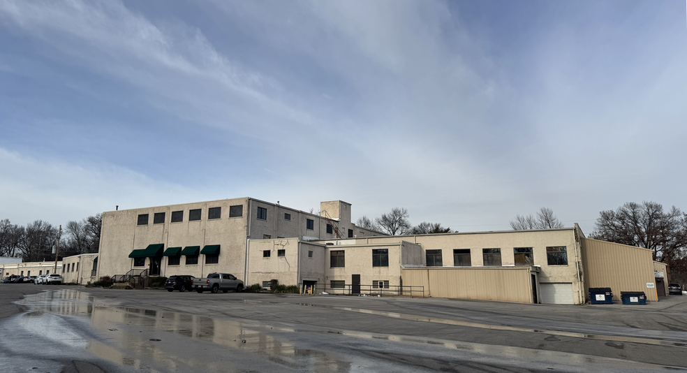 Primary Photo Of 325 Paul Ave, Ferguson Manufacturing For Sale