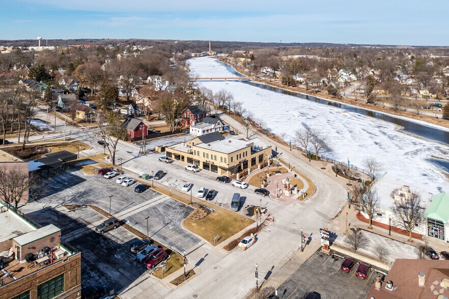 More Photos Of 200 N Washington St, West Dundee Office For Lease
