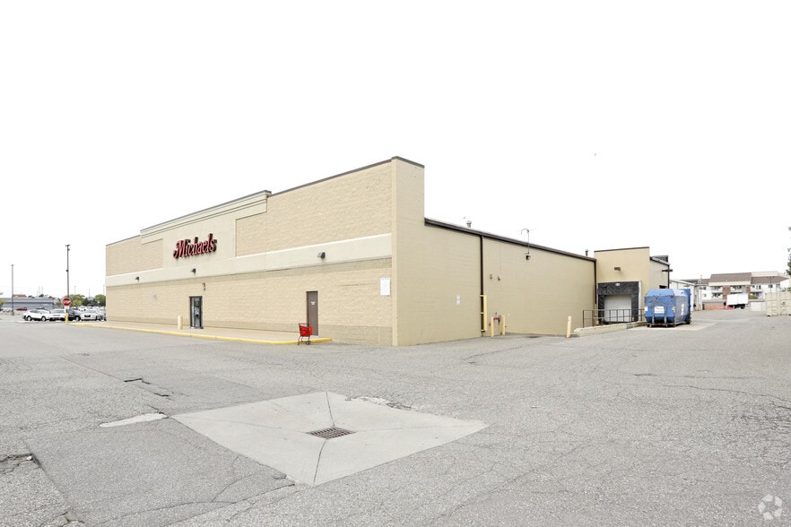 More Photos Of 13821-13995 Hall Rd, Shelby Township Storefront For Lease