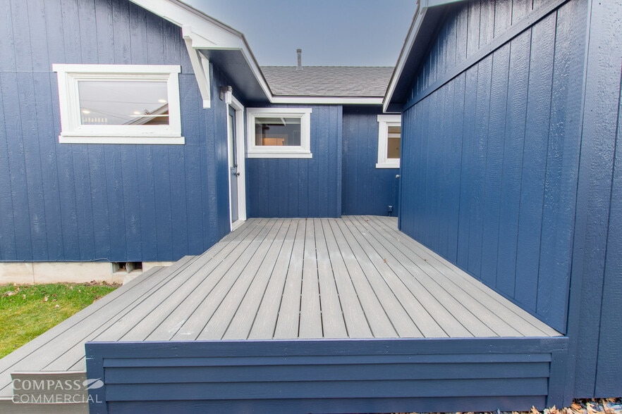 More Photos Of 721 SW 10th St, Redmond General Retail For Sale