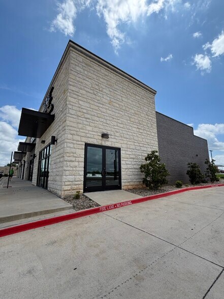 More Photos Of 808 Fort Worth Hwy, Weatherford Storefront Retail Office For Lease