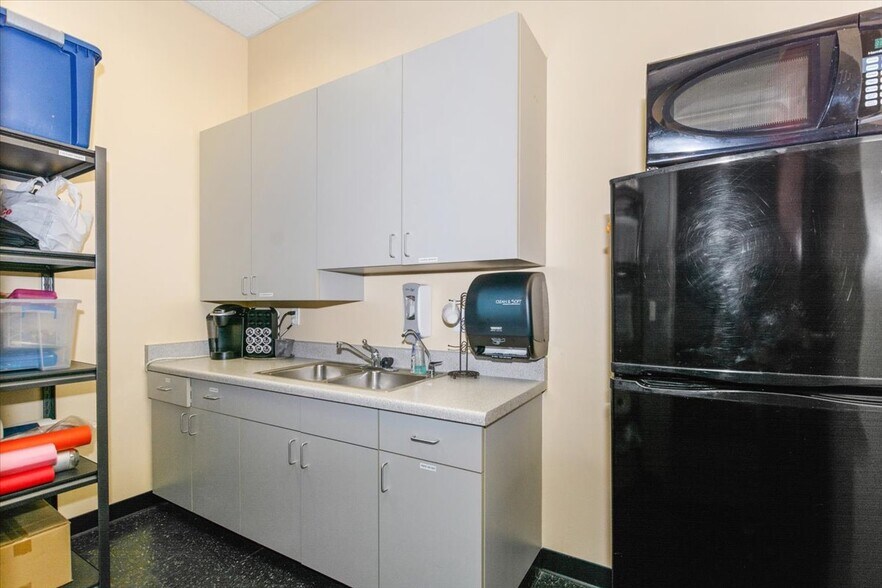 More Photos Of 7970 Cherry Ave, Fontana Showroom For Lease